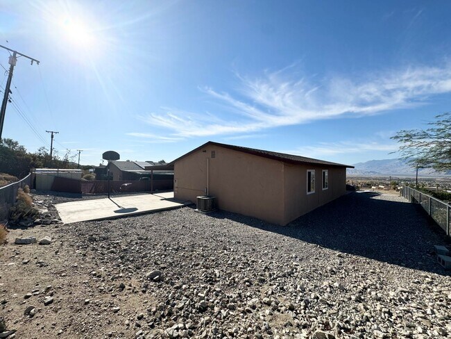 Building Photo - AVAILABLE NOW!! 3 Bed / 2 Bath Home in Des...