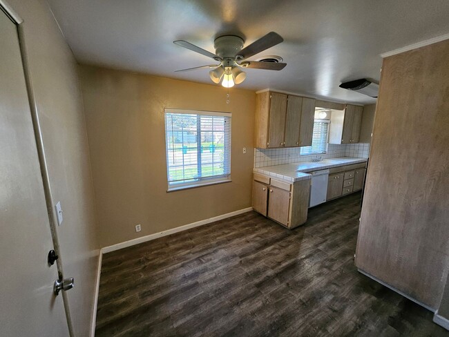 Building Photo - MOVE IN SPECIAL 3 bedroom, 2 Bathroom Home...