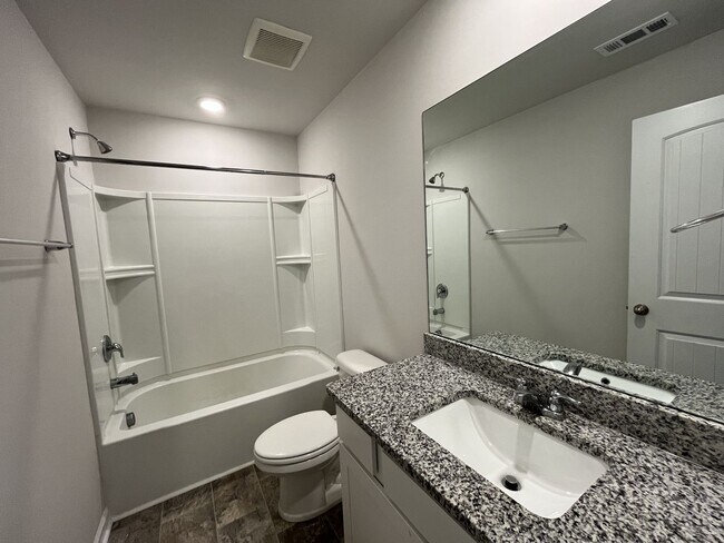 Building Photo - ONE MONTH FREE RENT IF LEASED BY 10/15!!