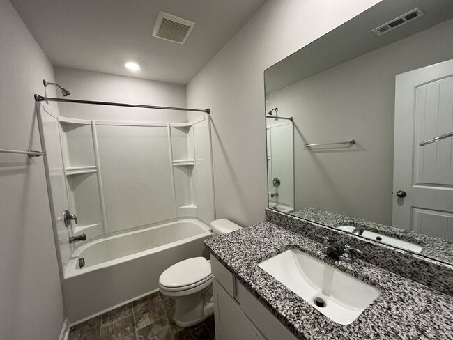 Building Photo - Townhome less than 2 miles from Downtown C...