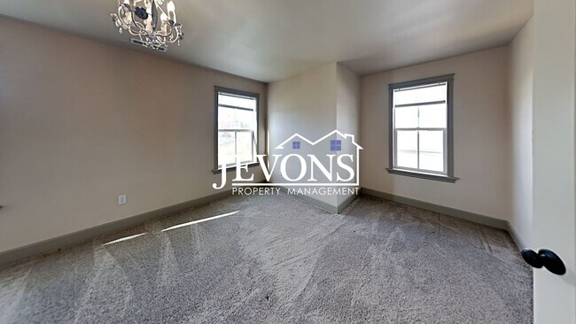 Building Photo - Spacious home with fully equipped kitchen and 2-car garage near Stewart Park