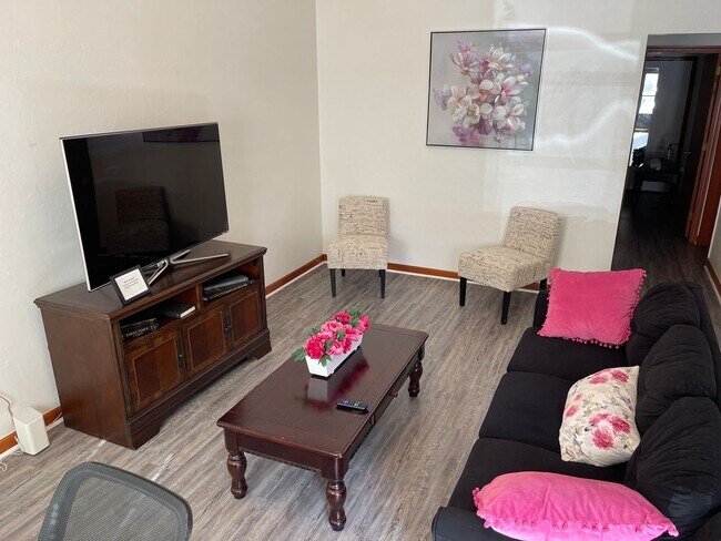 Building Photo - Cute 2 bedroom 1.5 bath townhome