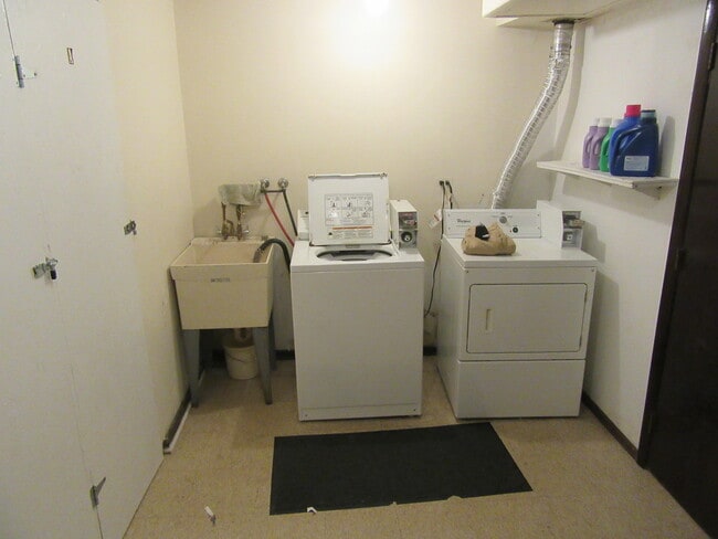 Building Photo - 135 Pickwick Dr