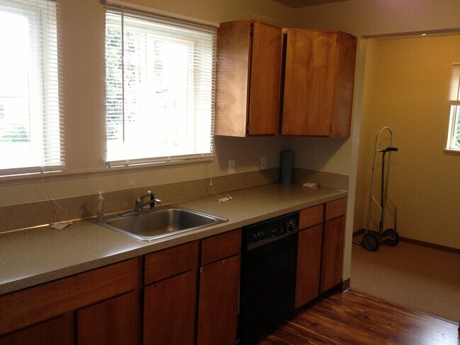 Building Photo - 4224-4224 N Commercial Ave