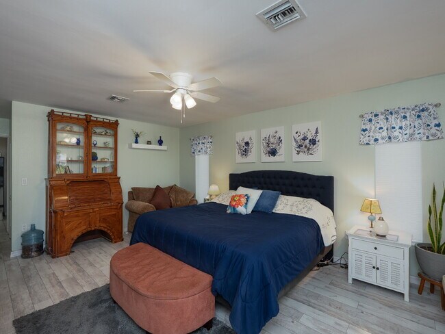 Building Photo - "Spacious 3-Bed Sanctuary with 3.5 Baths in Charming Port Charlotte!"