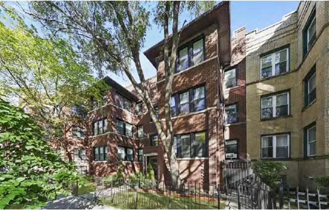 Building Photo - “Spacious 4-Bedroom Duplex in Rogers Park With In-Unit Laundry & Pet-Friendly Living!”