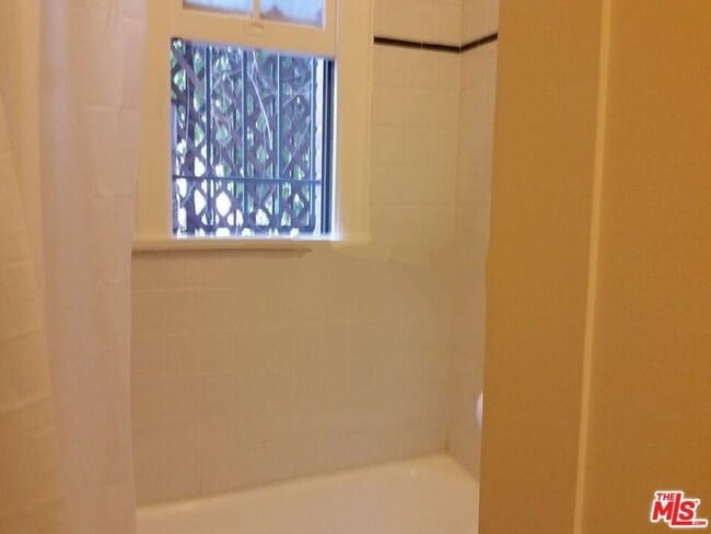 Building Photo - 649 N Rossmore Ave