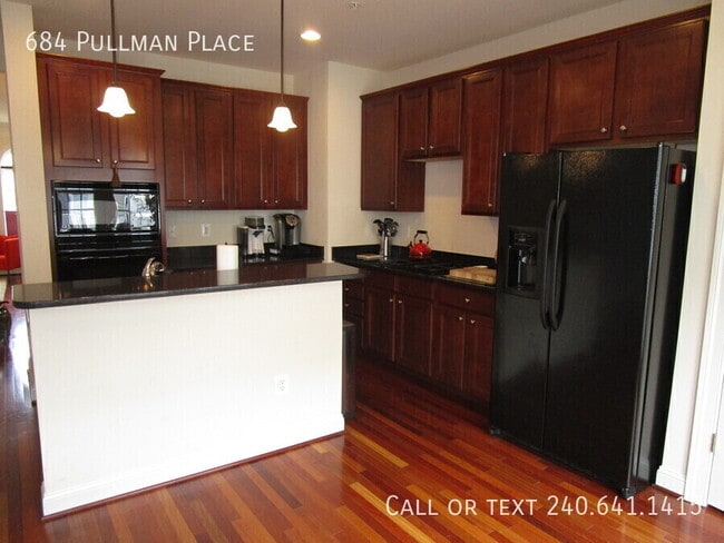 Building Photo - 684 Pullman Pl