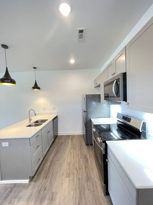 Building Photo - Brand new modern townhomes