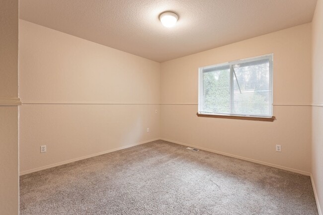 Building Photo - Move in ready now! 4 bedrooms in Lacey - North Thurston School district.