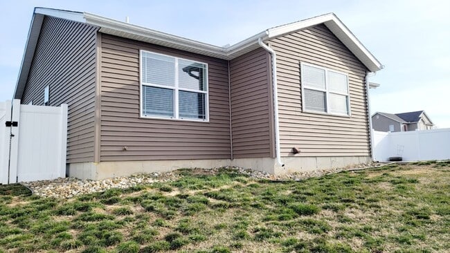 Building Photo - 1533 Tall Grass Prairie Dr