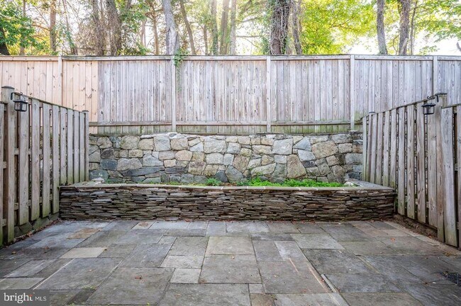 Building Photo - 122 Sanborn Pl