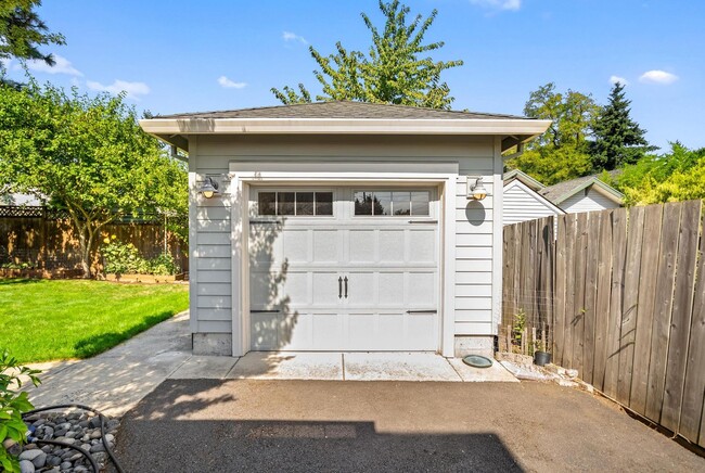 Building Photo - Spacious 4-Bedroom Dream Home – Perfect fo...