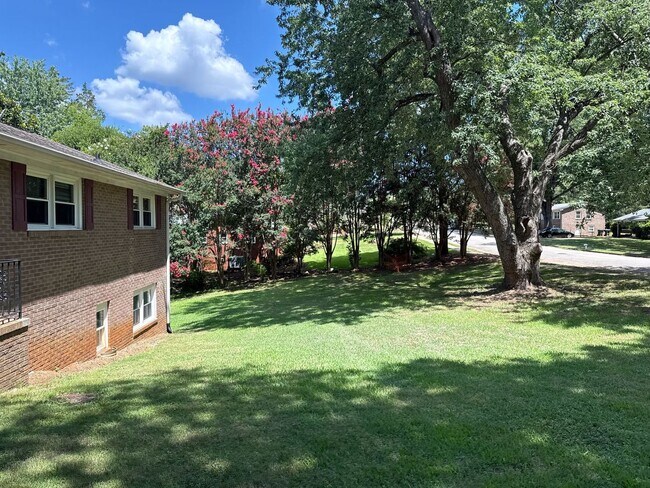 Building Photo - 645 Greenbriar Ave