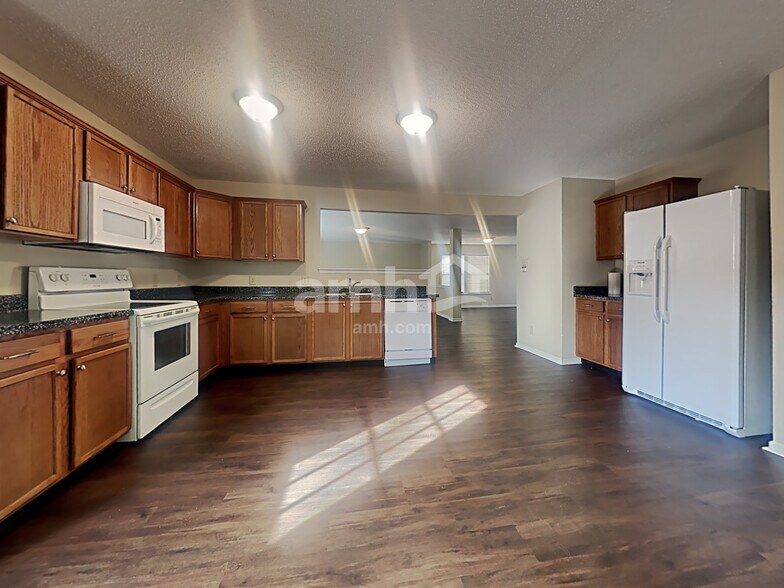 Building Photo - 2957 Seasons Dr