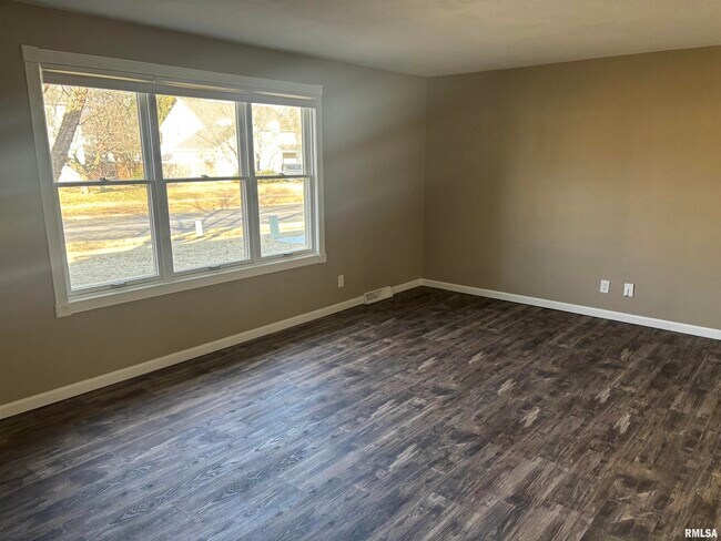 Building Photo - 6930 N Fox Point Dr