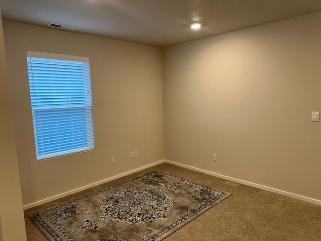 Building Photo - Newer 4 bedroom 2.5 bathroom house! AVAILA...