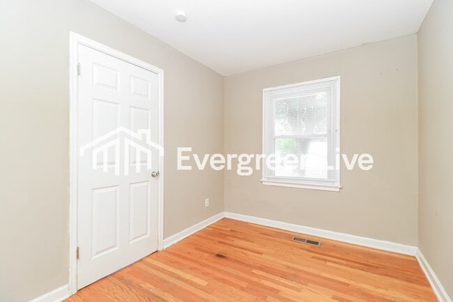 Building Photo - 230 W St Anthony Ln