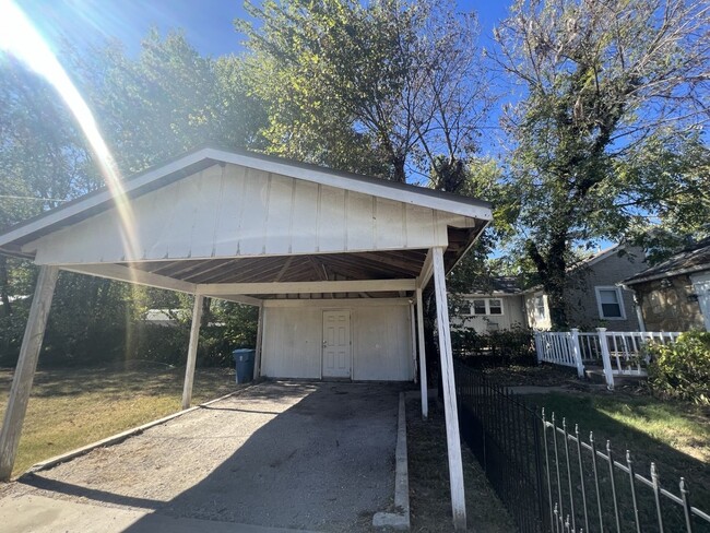 Building Photo - COMING SOON: Cute 3 bedroom, 2 bathroom ho...