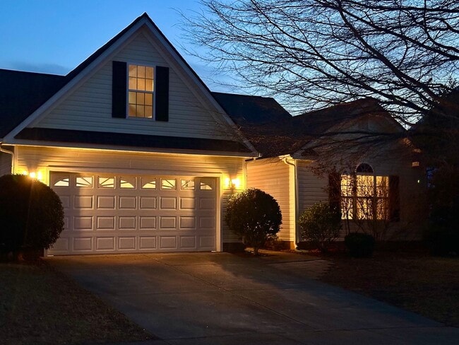 Building Photo - Spacious 3BD/2BA Home in Oak Park | Screened Porch | Large Backyard | 2-Car Garage