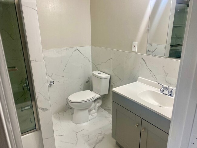 Building Photo - 2 Bedroom - 1 full bath 850 sq. ft.  Apart...