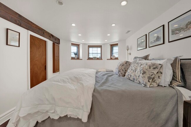 Building Photo - 2458 N Burling St