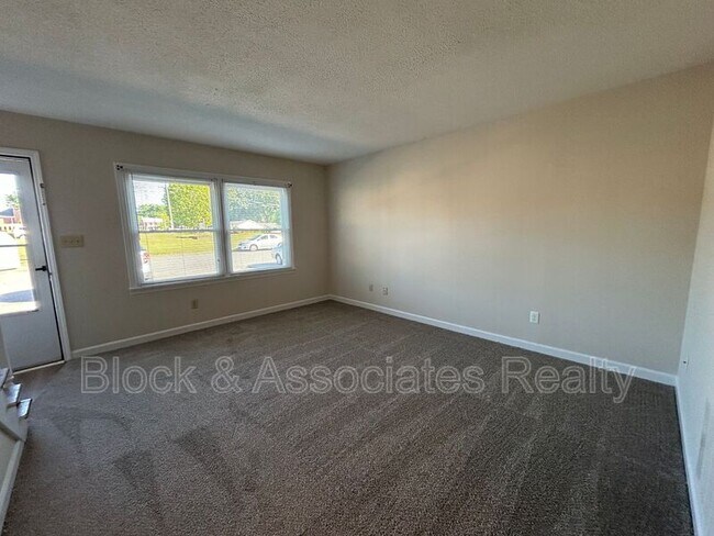 Building Photo - 522 S Cherry St