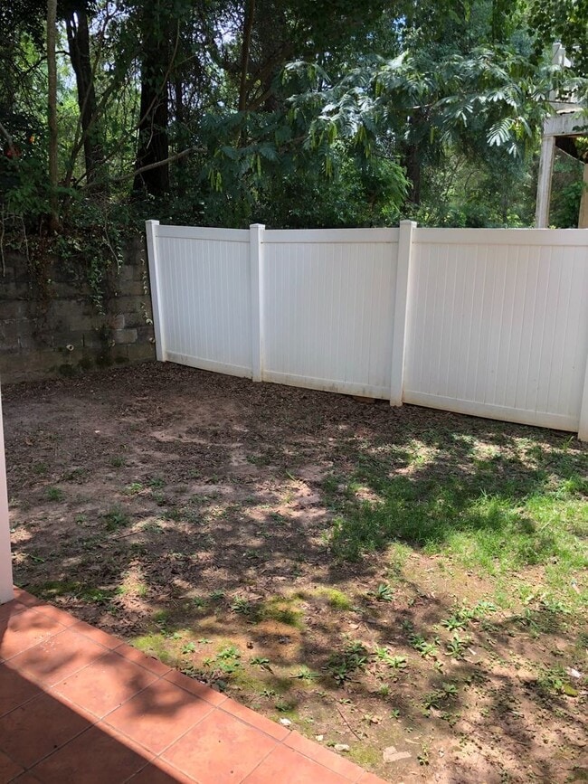 Building Photo - Eagle Landing - End Unit!