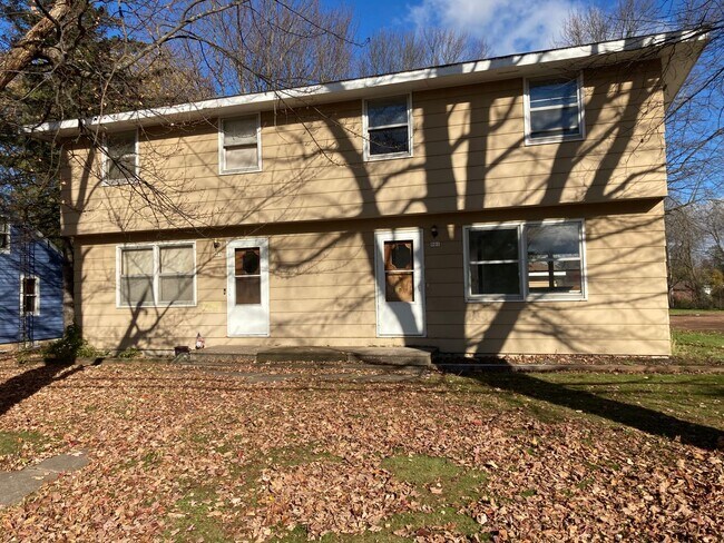Building Photo - 901-903 W Adler Rd