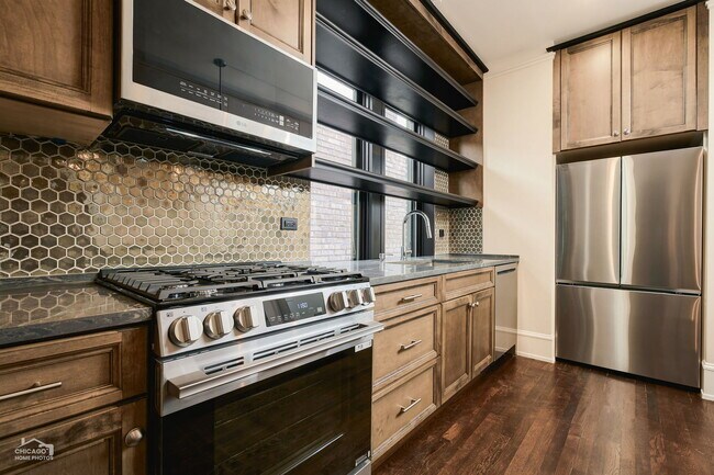 Building Photo - 5829 N Kenmore Ave