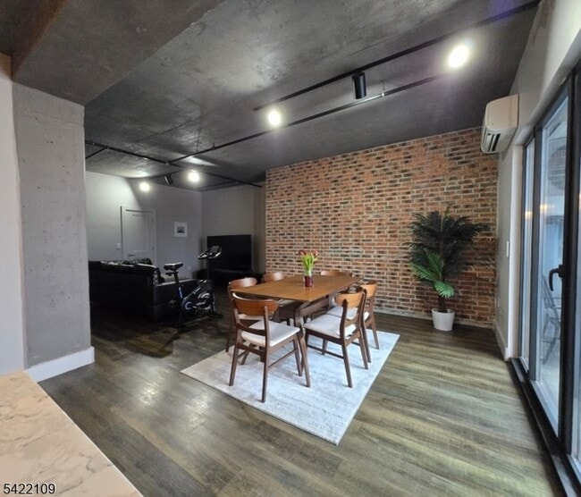 Building Photo - 58-60 Elm Street Unit 504