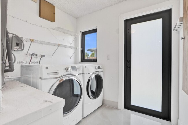 Building Photo - 16653 Golfview Dr