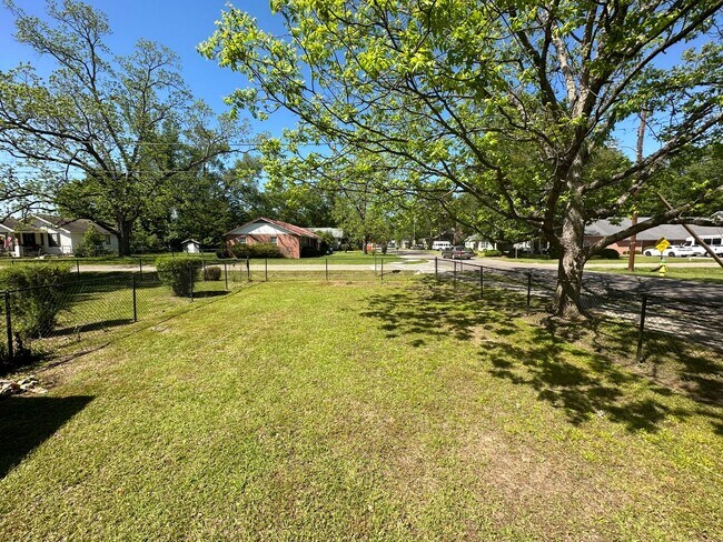 Building Photo - Duplex down town prattville
