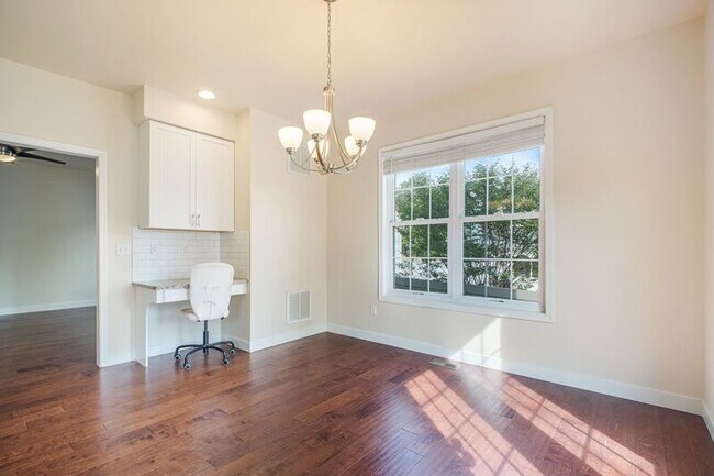 Building Photo - 803 Sunken Rd