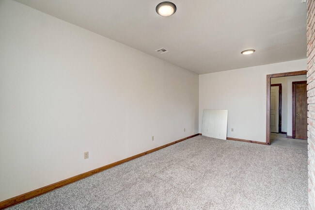 Building Photo - Beautiful 2 bed Ranch style home on 5 acres!