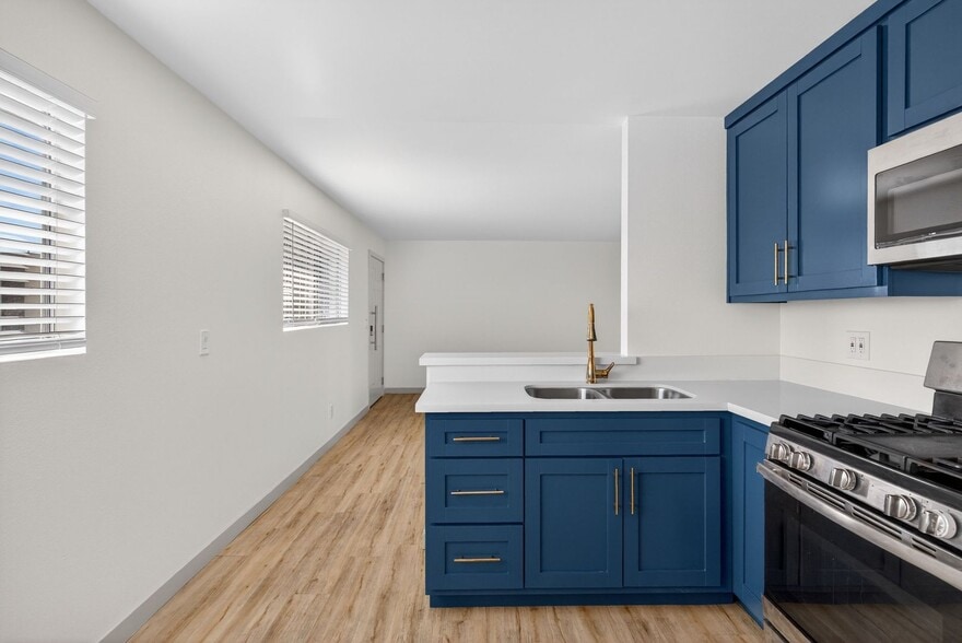 Building Photo - 921 Alamitos Ave