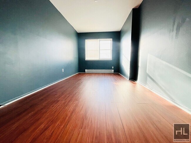 Building Photo - Your Charming & Spacious 3 Bed Apartment! ...