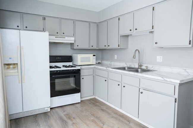 Building Photo - 2 bed 1 bath Duplex in Portage