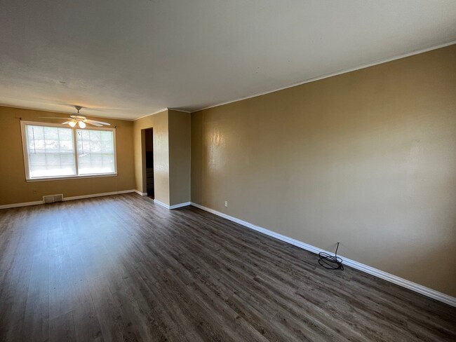 Building Photo - 4 bedroom 2 bath!