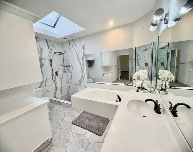 Building Photo - 8006 Oakwood Bend Dr