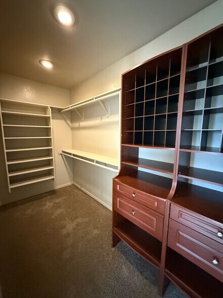 Building Photo - 809 E Seneca St