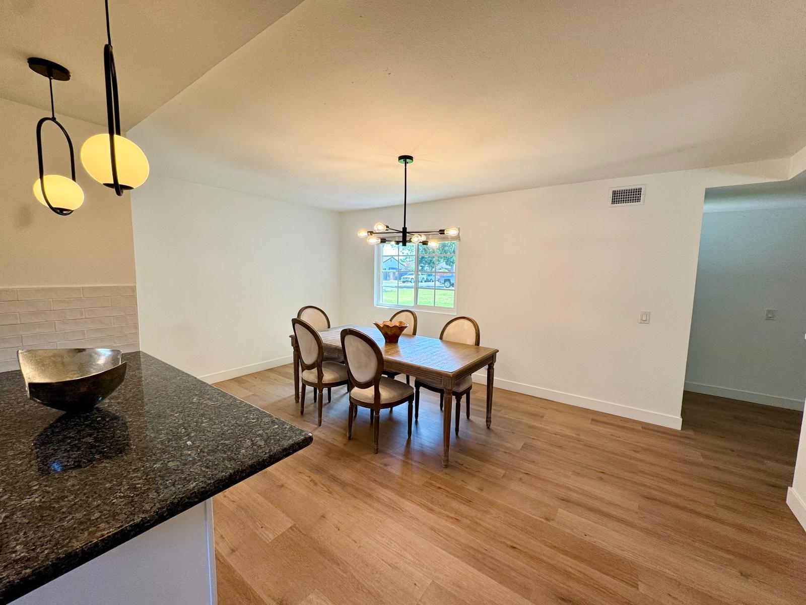 Building Photo - 1502 W Hemlock Way