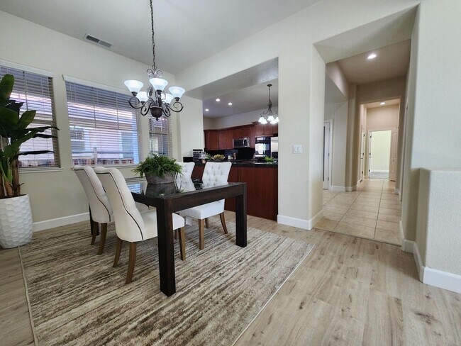 Building Photo - 6086 Cielo Cir