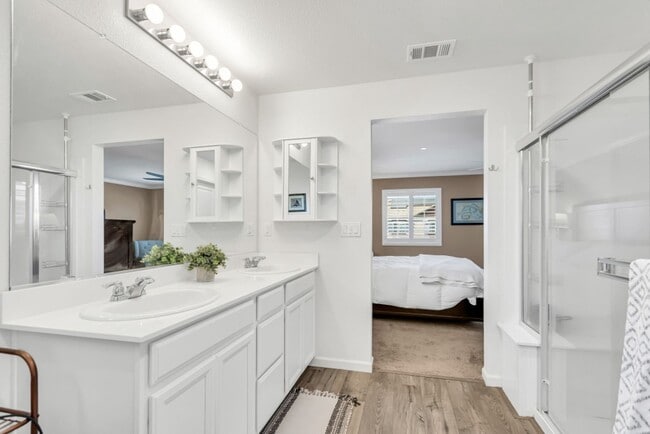 Building Photo - 4 bed / 3 bath | Upated Anatolia Home Avai...