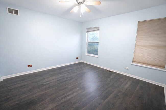 Building Photo - 318 Abington Woods Dr