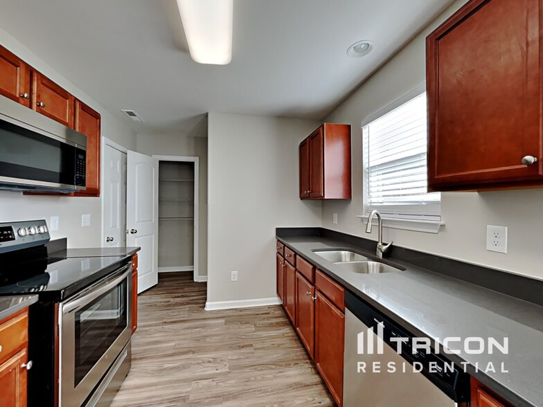 Building Photo - 661 Thistle Dr