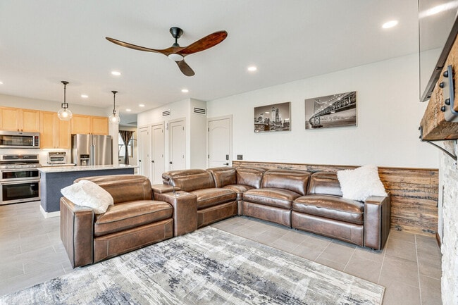 Building Photo - 13716 W Cypress St