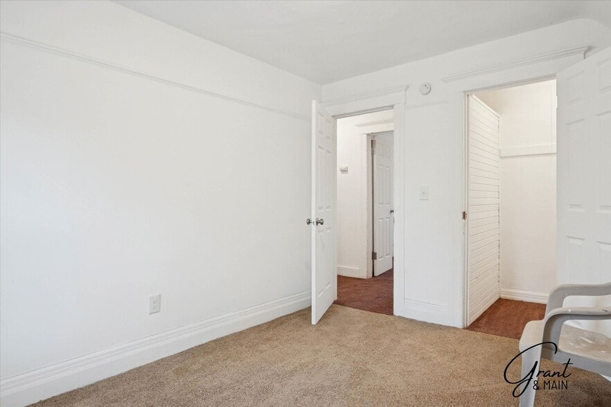 Building Photo - $1200 3 bedrooms