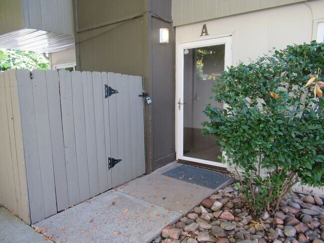 Primary Photo - Adorable main floor 1 bed unit