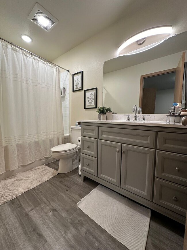 Building Photo - Large 3bd, 2.5 Bath Townhome for Rent in N...